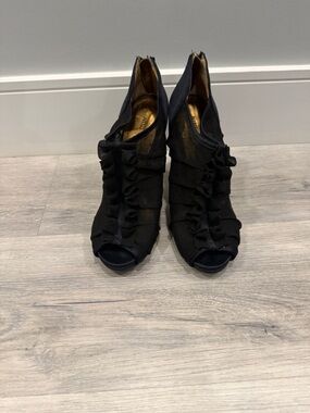 Black Ruffle Peep-Toe Women's Heels size 7